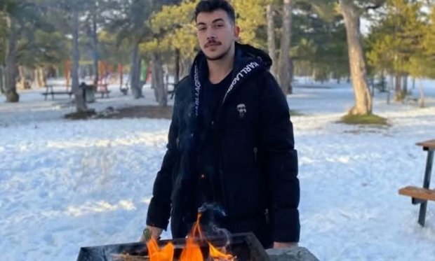 20 yaşındaki arkadaşımız Eren Peker, harçlığını çıkarmak için taksi şoförlüğü yaparken trafikte tartıştığı kişiler tarafından bıçaklanarak hayatını kaybetti.